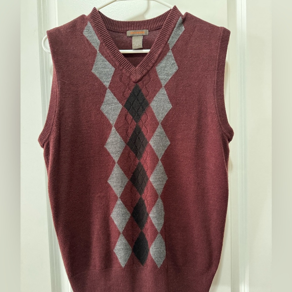 Dockers Argyle, maroon sleeveless sweater vest. Size small pit to pit 20 lL 17.